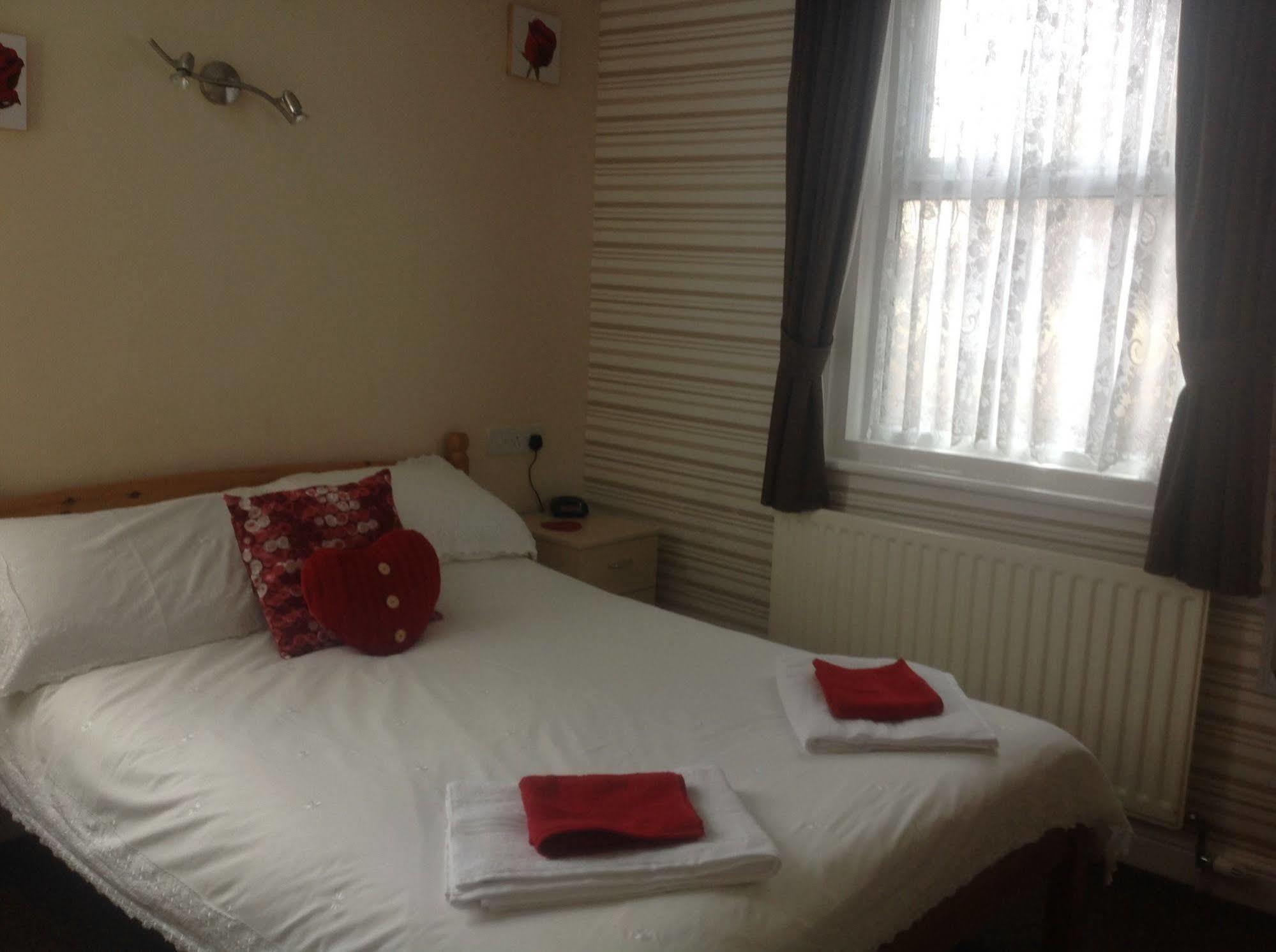 Cleasewood Guest House Great Yarmouth Exterior photo